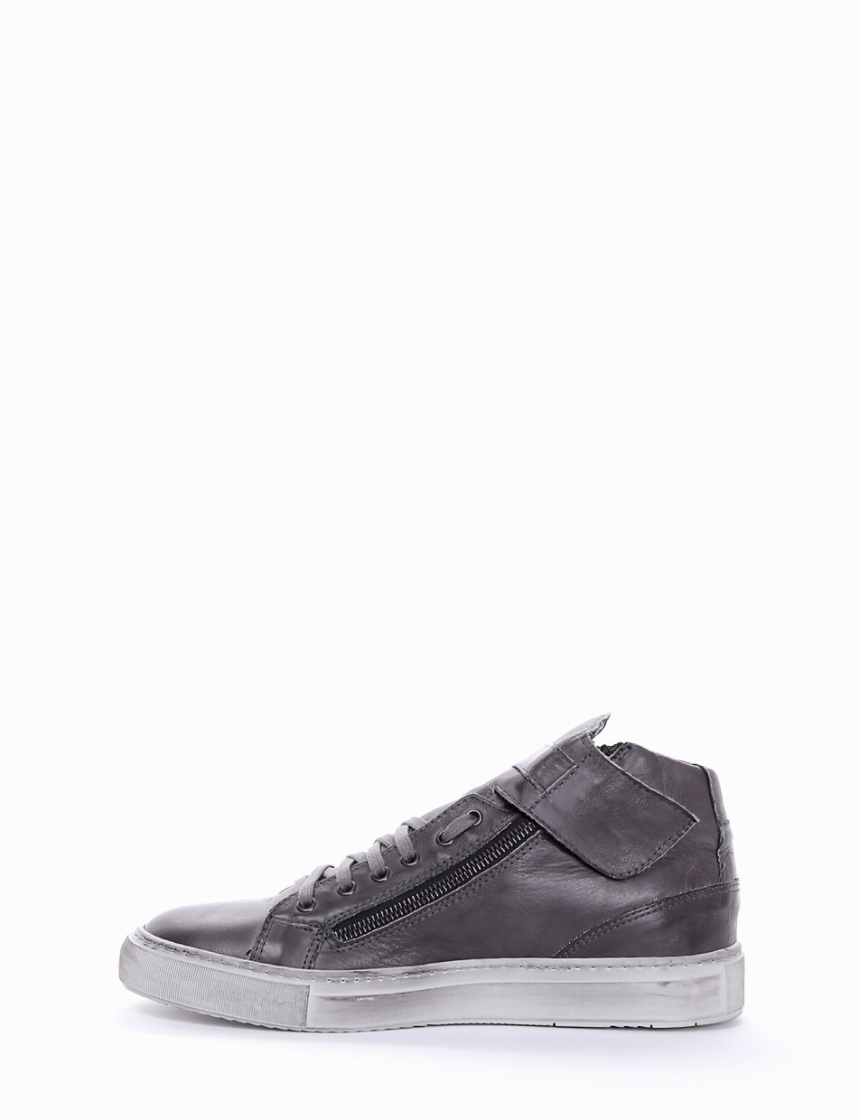 Sneakers grey leather