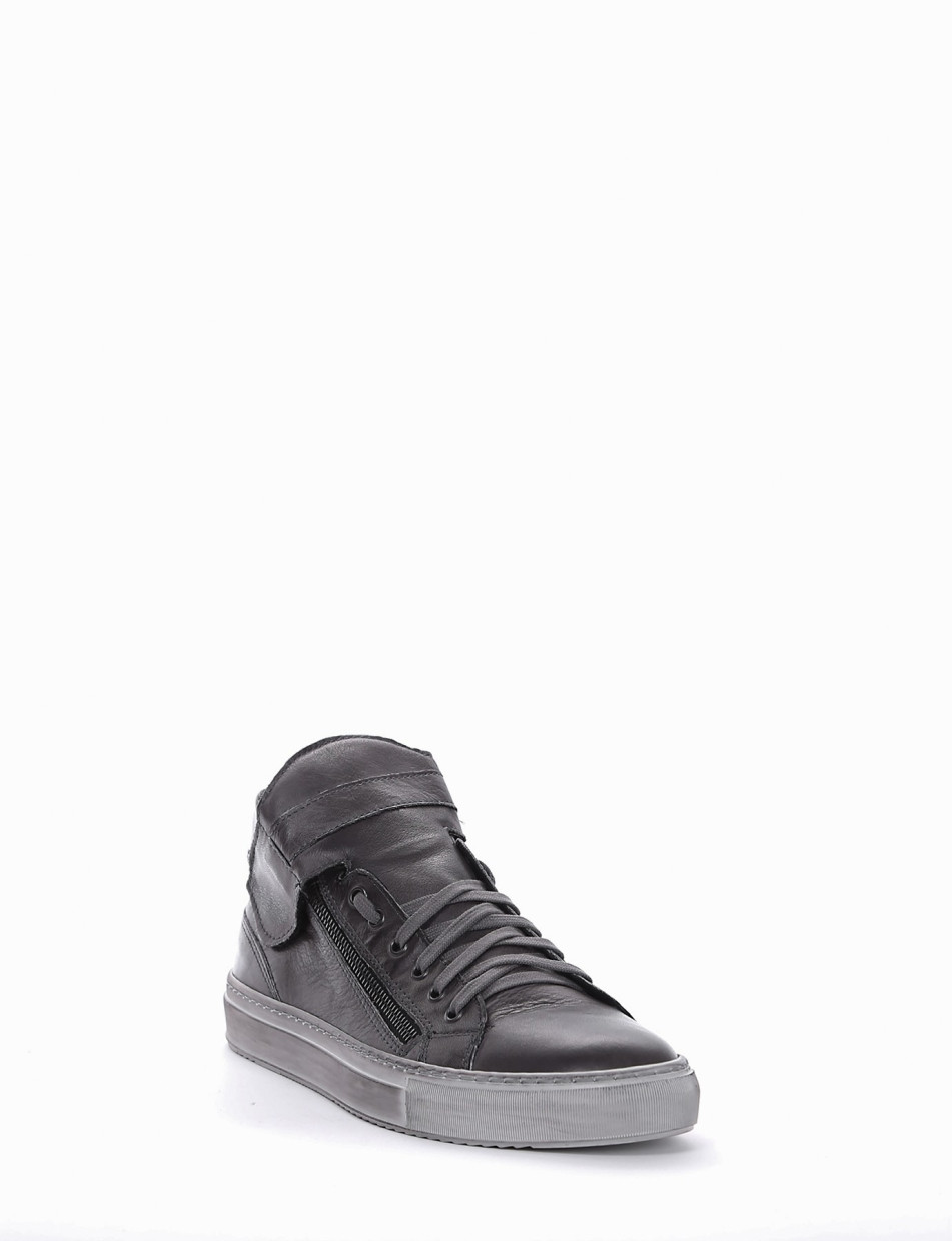 Sneakers grey leather