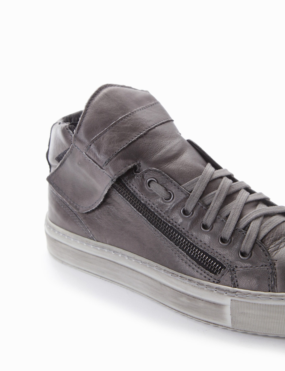 Sneakers grey leather