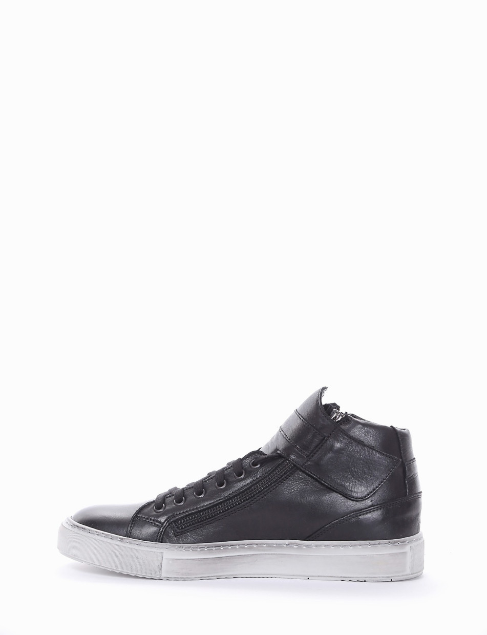 Sneakers black leather