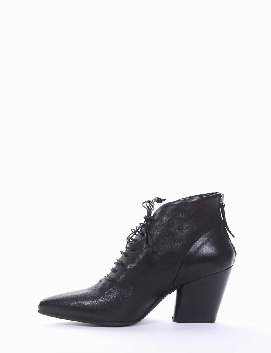 Stivaletto  allacciato tacco 7 cm nero