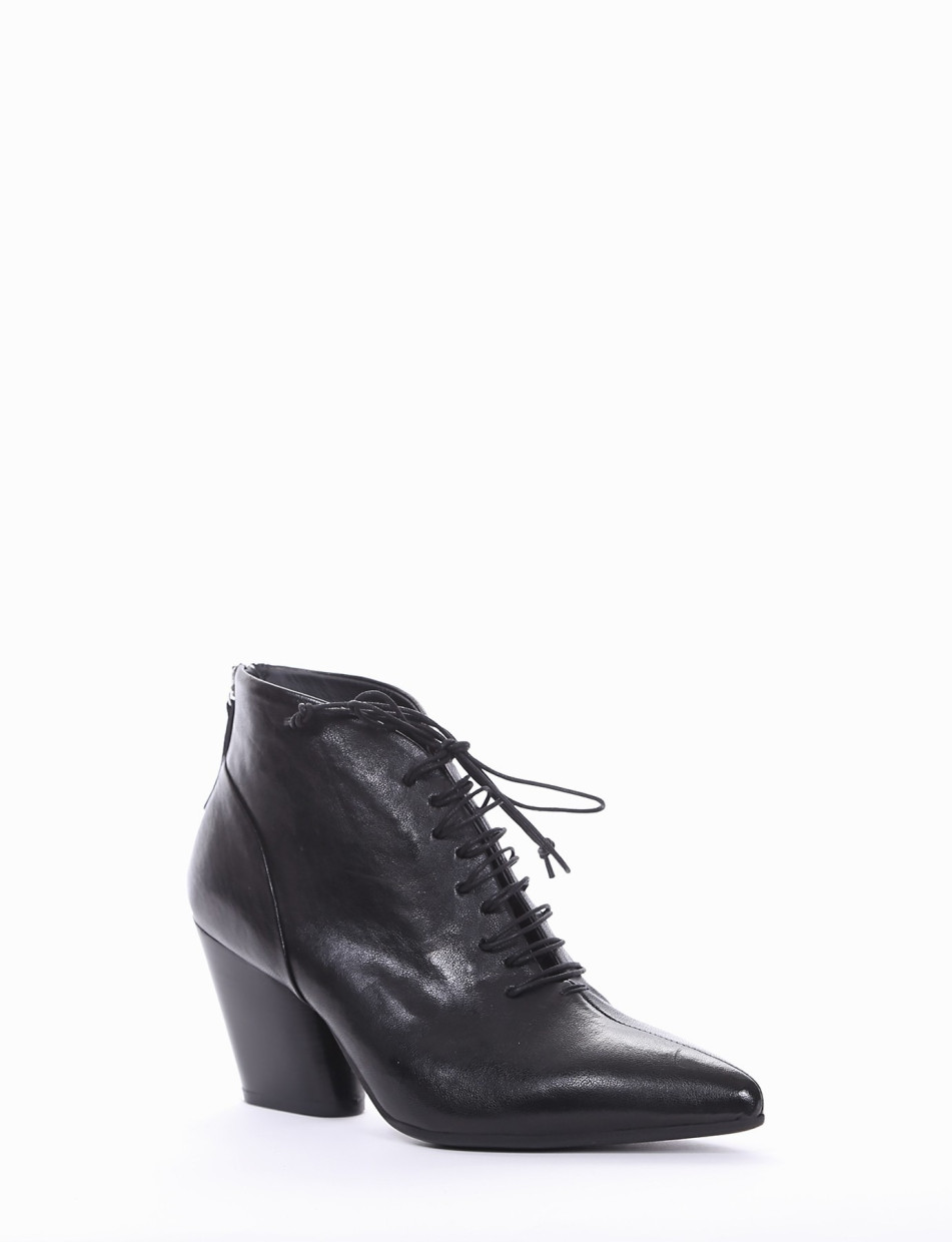 Stivaletto  allacciato tacco 7 cm nero