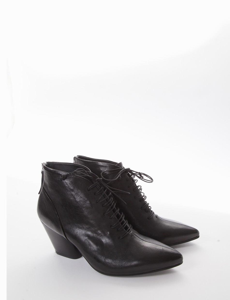 Stivaletto  allacciato tacco 7 cm nero