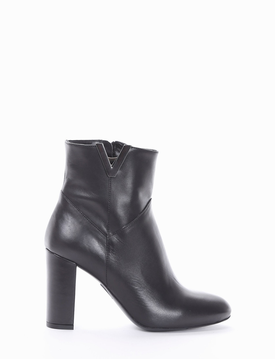 High heel ankle boots heel 8 cm black leather