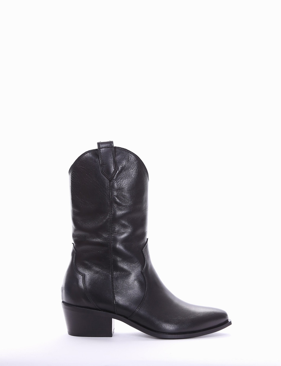 Low heel boots heel 3 cm black leather