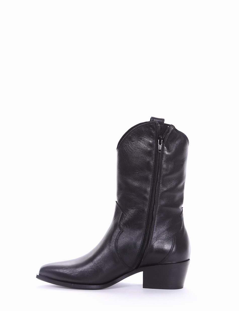 Low heel boots heel 3 cm black leather