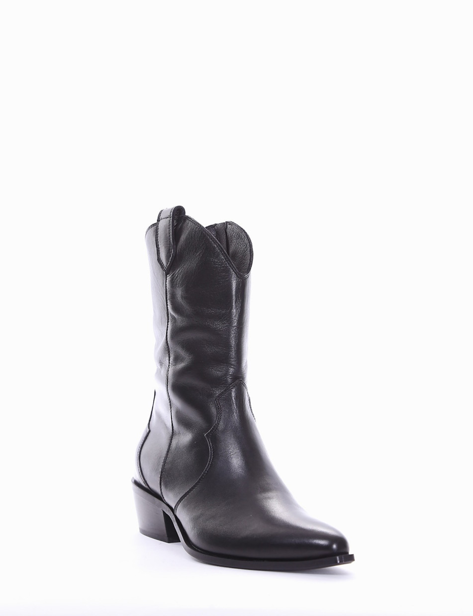 Low heel boots heel 3 cm black leather