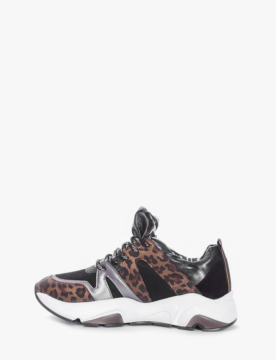 Chunky sneaker fondo gomma e soletto interno in vera pelle. Tomaia in tessuto con riporti in pelle leopard leopardo