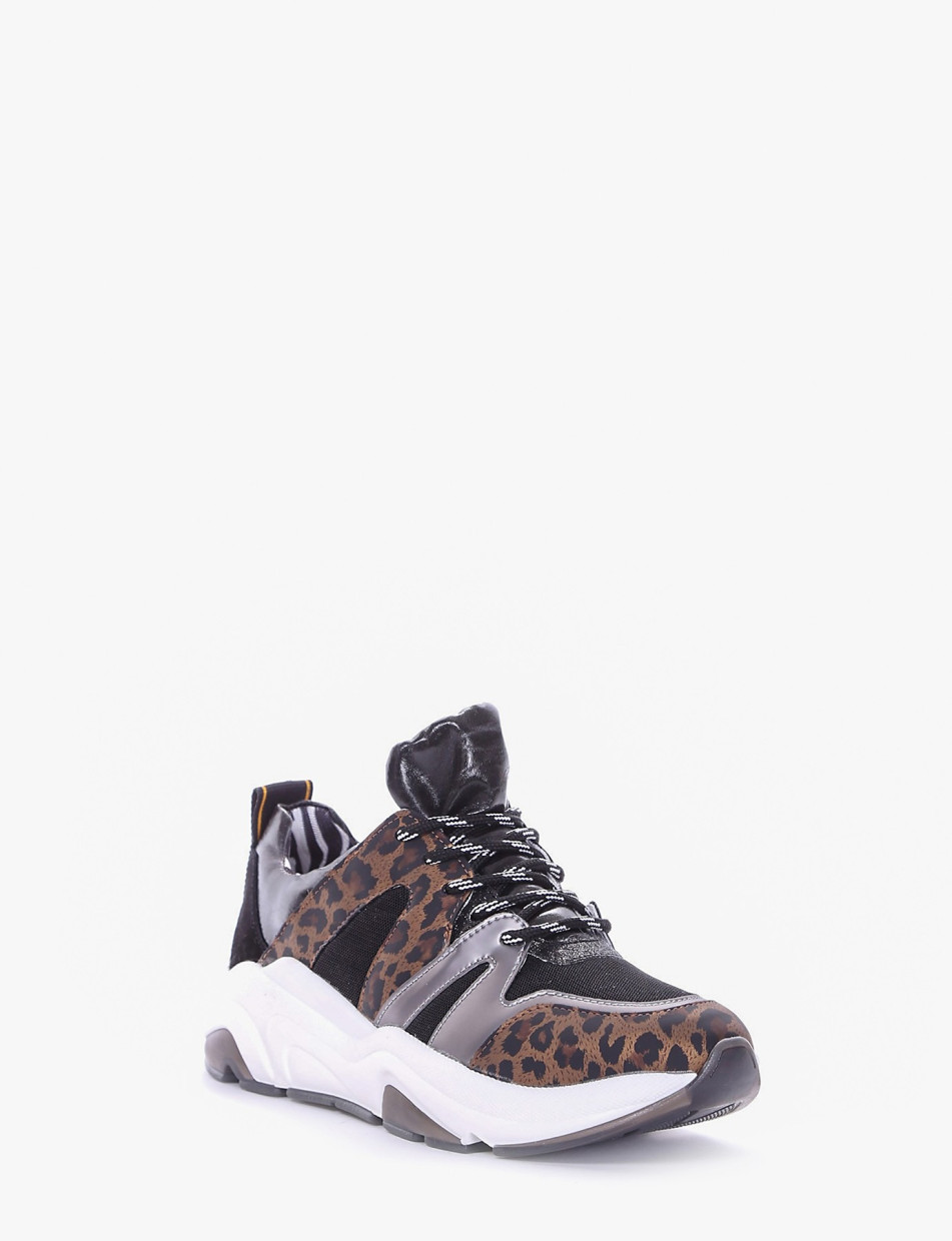 Chunky sneaker fondo gomma e soletto interno in vera pelle. Tomaia in tessuto con riporti in pelle leopard leopardo