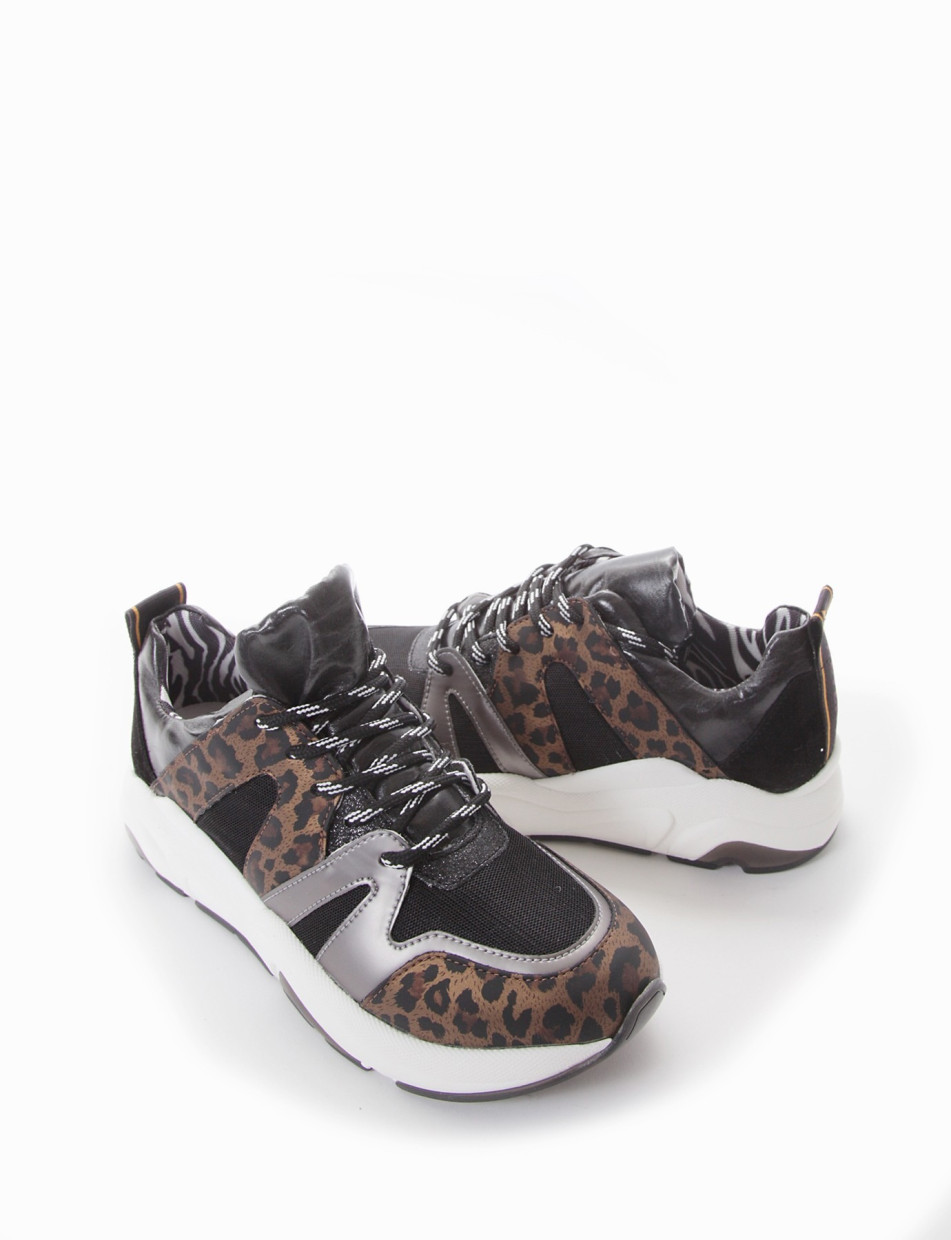 Chunky sneaker fondo gomma e soletto interno in vera pelle. Tomaia in tessuto con riporti in pelle leopard leopardo