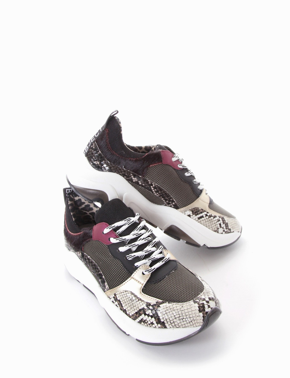 Chunky sneaker fondo gomma e soletto interno in vera pelle. Tomaia in tessuto con riporti in pelle pitonata beige