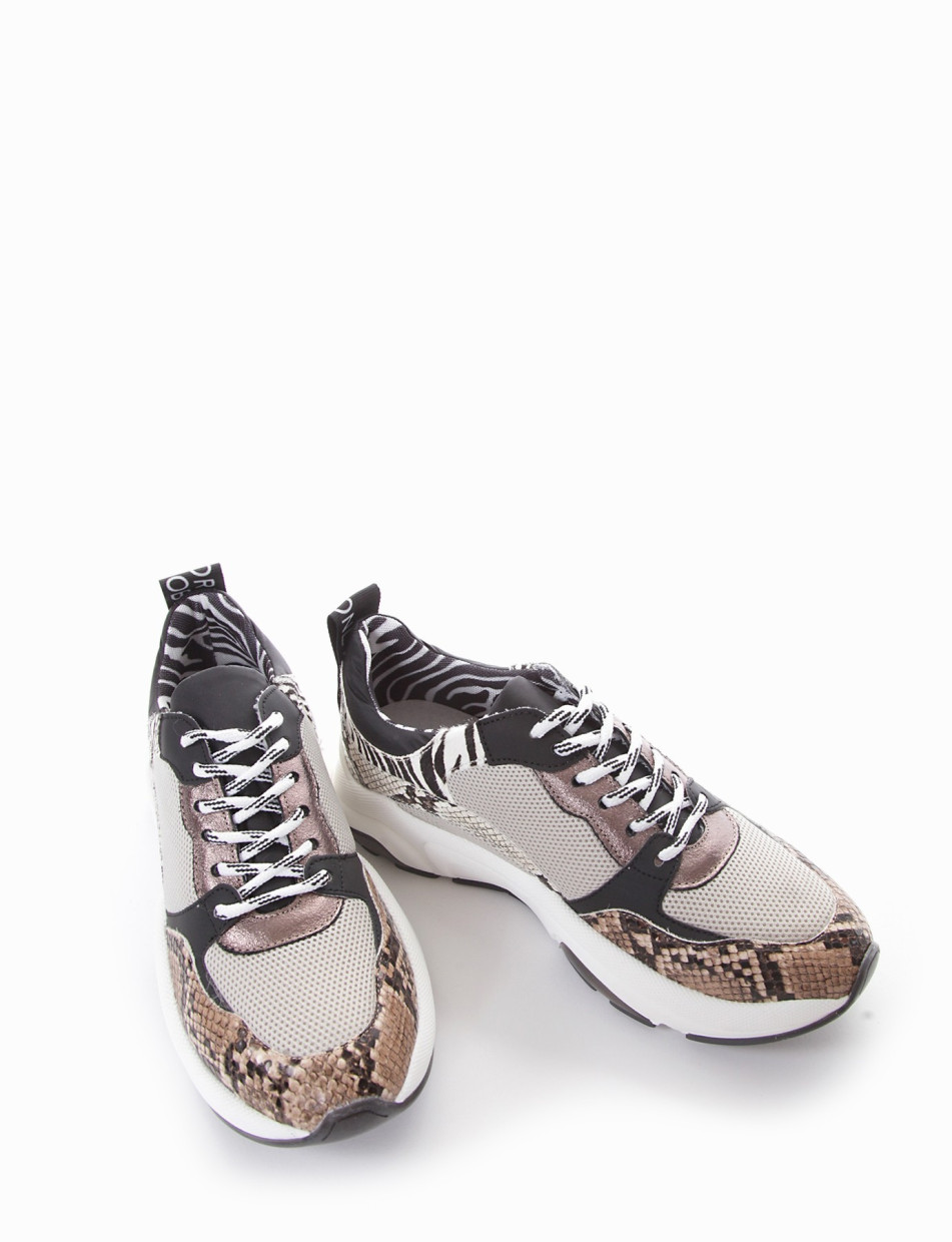 Chunky sneaker fondo gomma e soletto interno in vera pelle. Tomaia in tessuto con riporti in pelle pitonata roccia