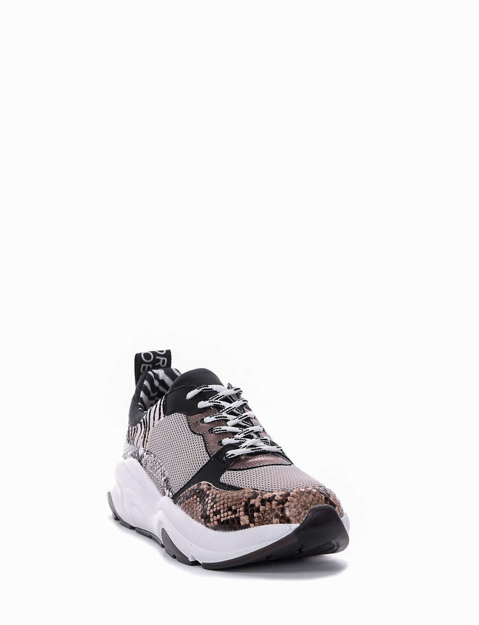 Chunky sneaker fondo gomma e soletto interno in vera pelle. Tomaia in tessuto con riporti in pelle pitonata roccia