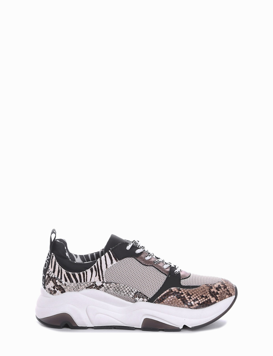 Chunky sneaker fondo gomma e soletto interno in vera pelle. Tomaia in tessuto con riporti in pelle pitonata roccia