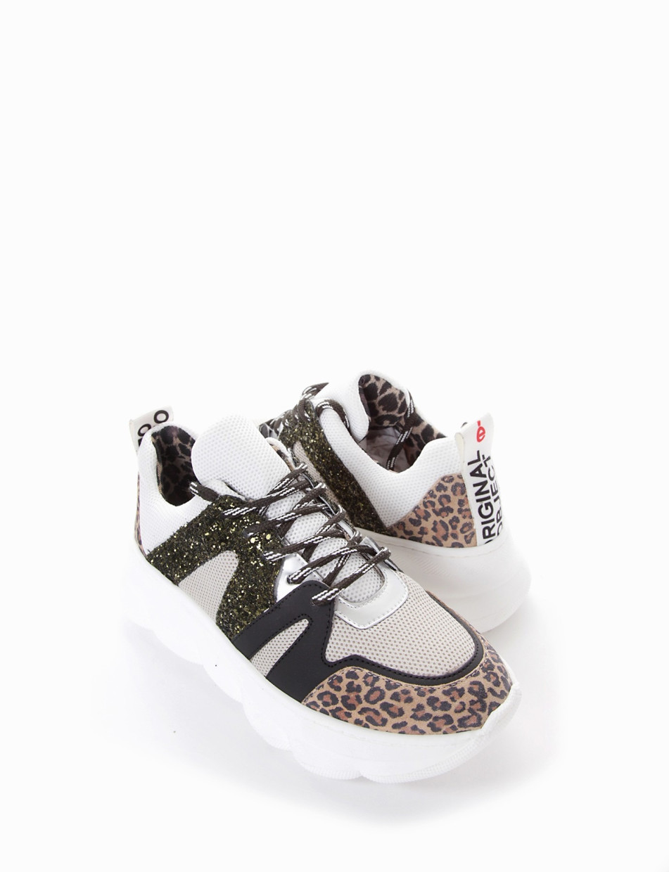 Chunky sneaker fondo gomma e soletto interno in vera pelle. Tomaia in tessuto con riporti in pelle leopard leopardo