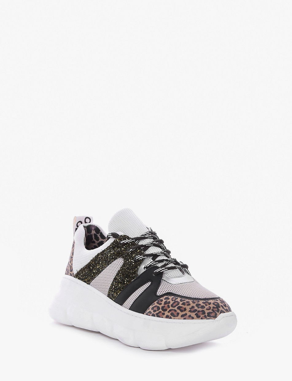 Chunky sneaker fondo gomma e soletto interno in vera pelle. Tomaia in tessuto con riporti in pelle leopard leopardo