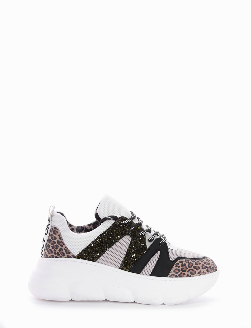 Chunky sneaker fondo gomma e soletto interno in vera pelle. Tomaia in tessuto con riporti in pelle leopard leopardo