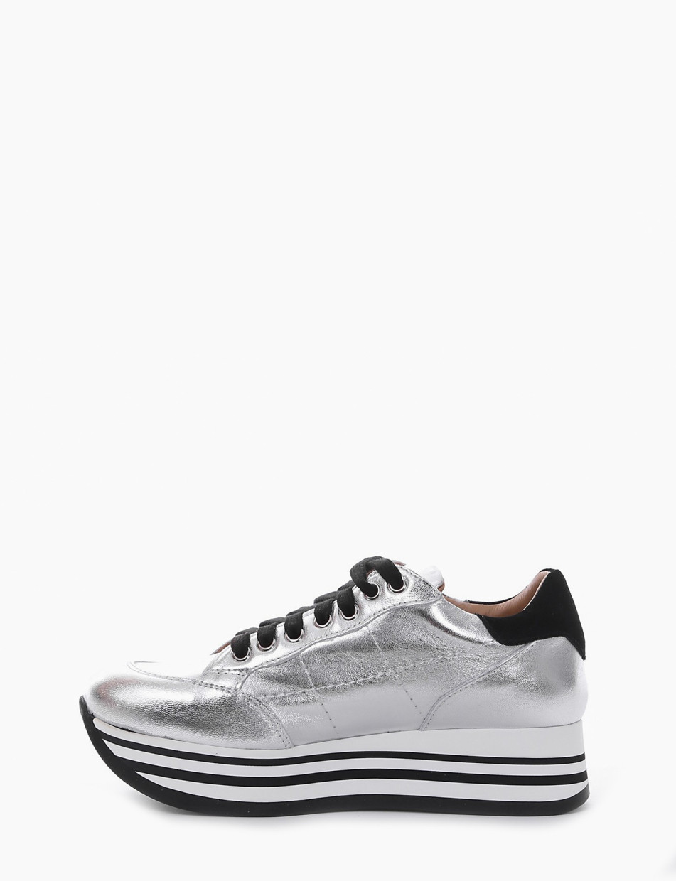 sneakers fondo in gomma e soletto interno in vera pelle. Tomaia in morbidissima pelle laminata argento