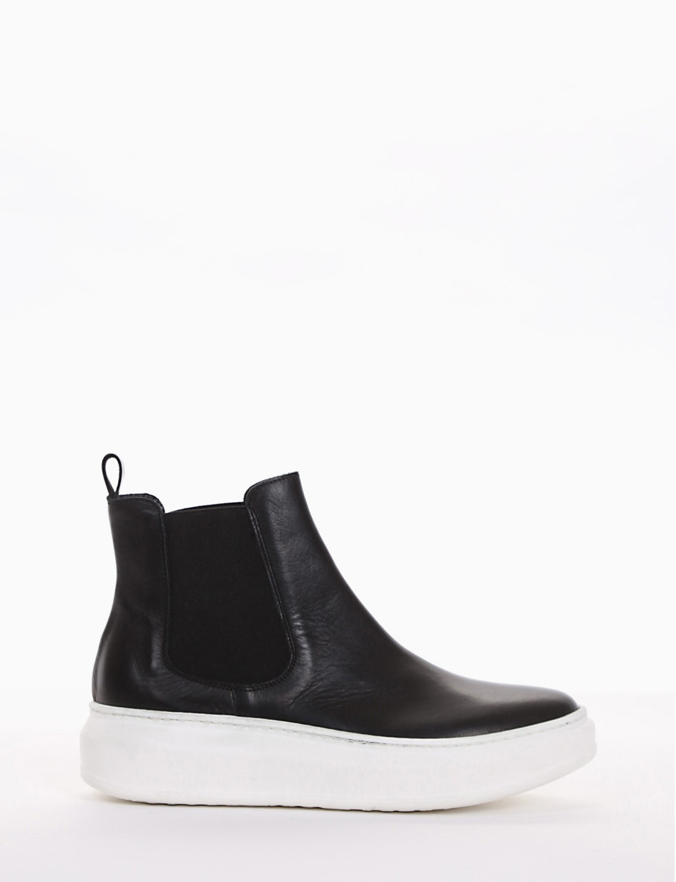 slip on alta fondo in gomma e soletto interno in vera pelle. Tomaia in morbidissima pelle nappata con elastici laterali nero