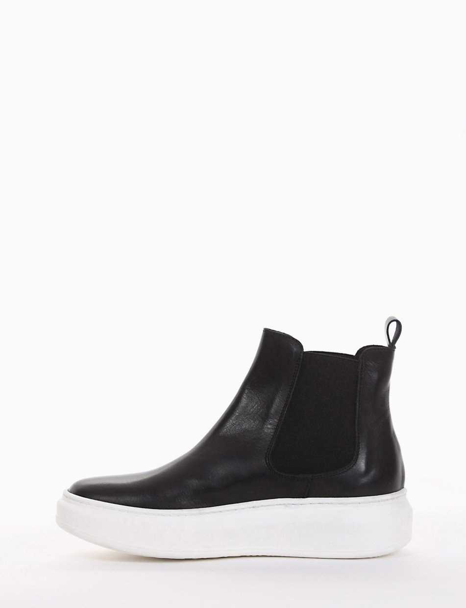 slip on alta fondo in gomma e soletto interno in vera pelle. Tomaia in morbidissima pelle nappata con elastici laterali nero