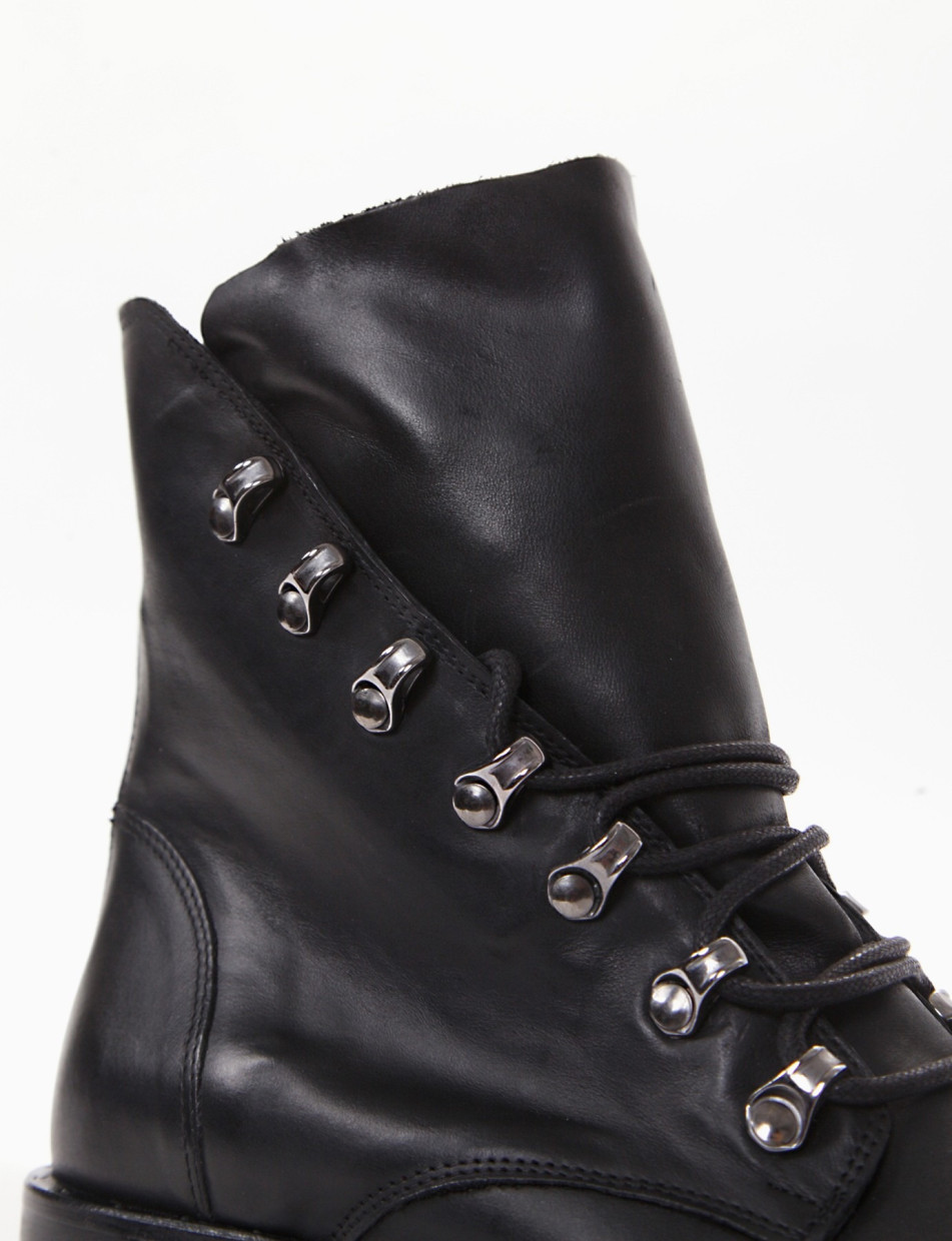 Combat boots heel 2 cm black leather