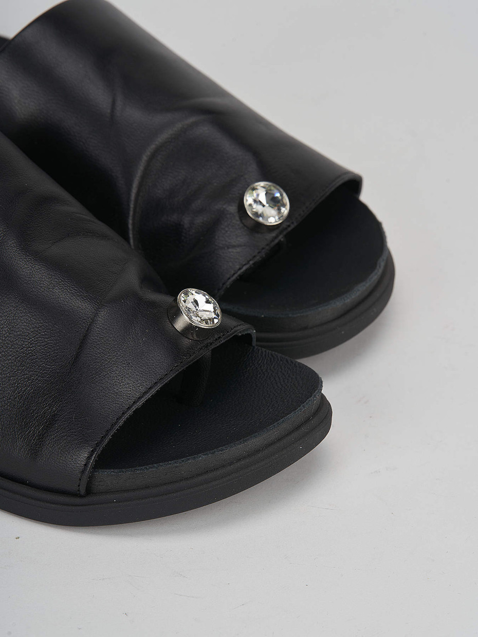 Slippers heel 1 cm black leather