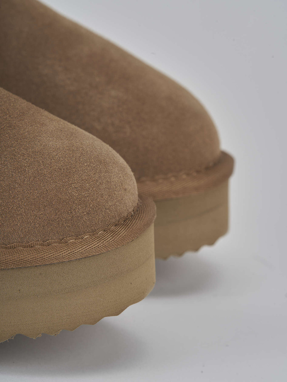 Stivaletti tacco 2cm camoscio beige