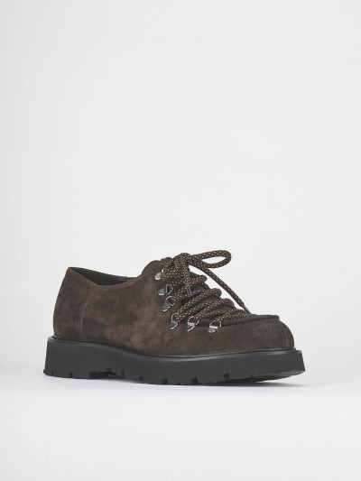 Stringate camoscio testa