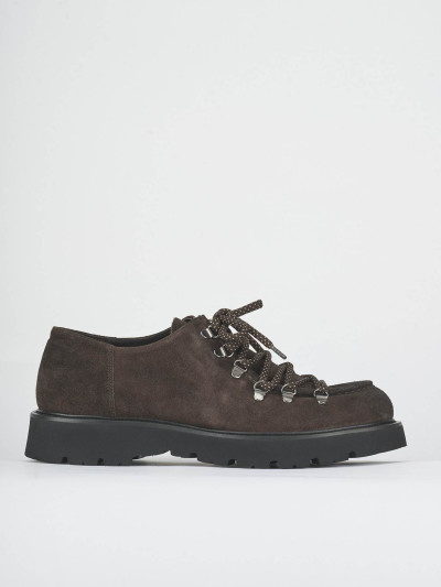 Stringate camoscio testa