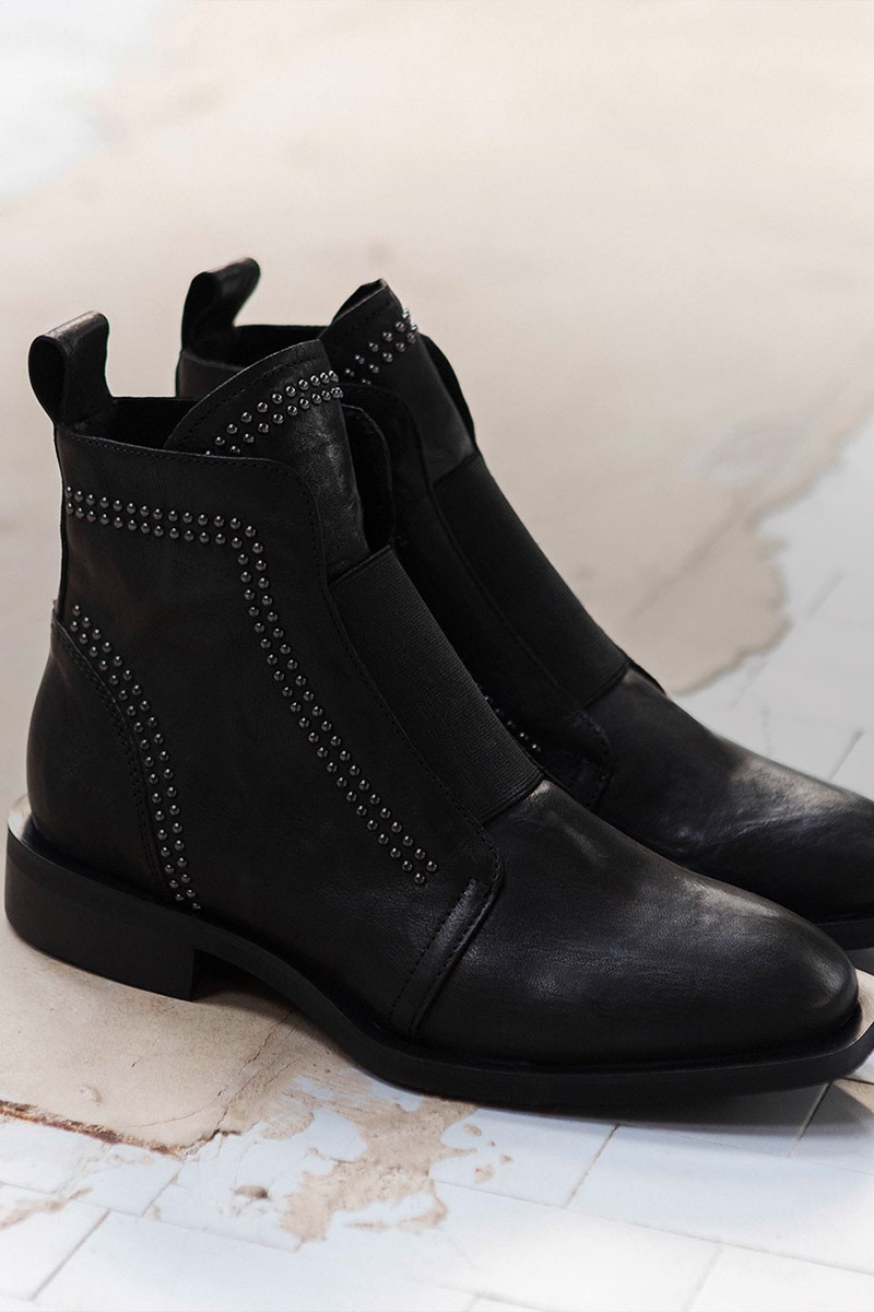 LOW HEEL ANKLE BOOTS