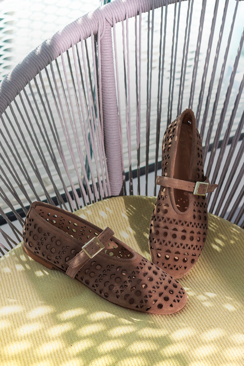 FLAT SHOES